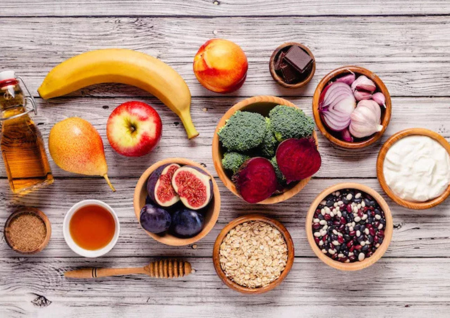 Les meilleurs aliments et boissons pour soutenir la digestion, incluant fruits, légumes et grains sains