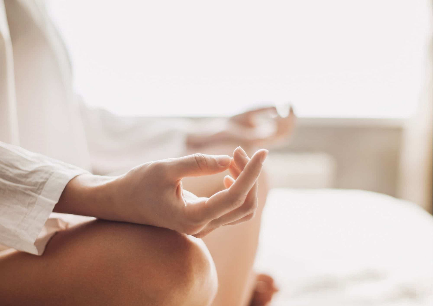 Personne en posture de méditation illustrant les conseils santé intestinale et activité physique pour le bien-être