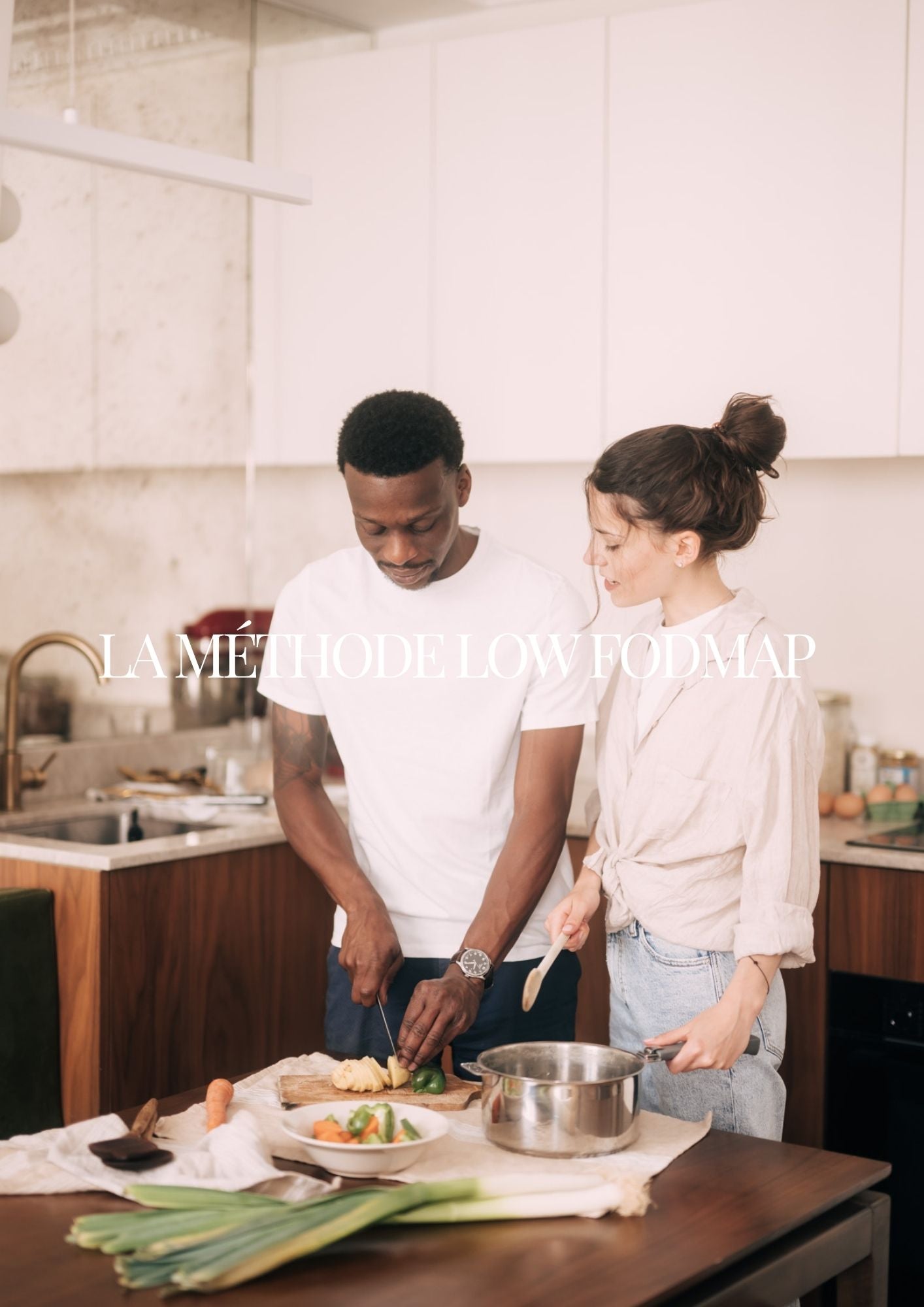 Couple préparant des recettes low fodmap dans une cuisine moderne avec des ingrédients frais