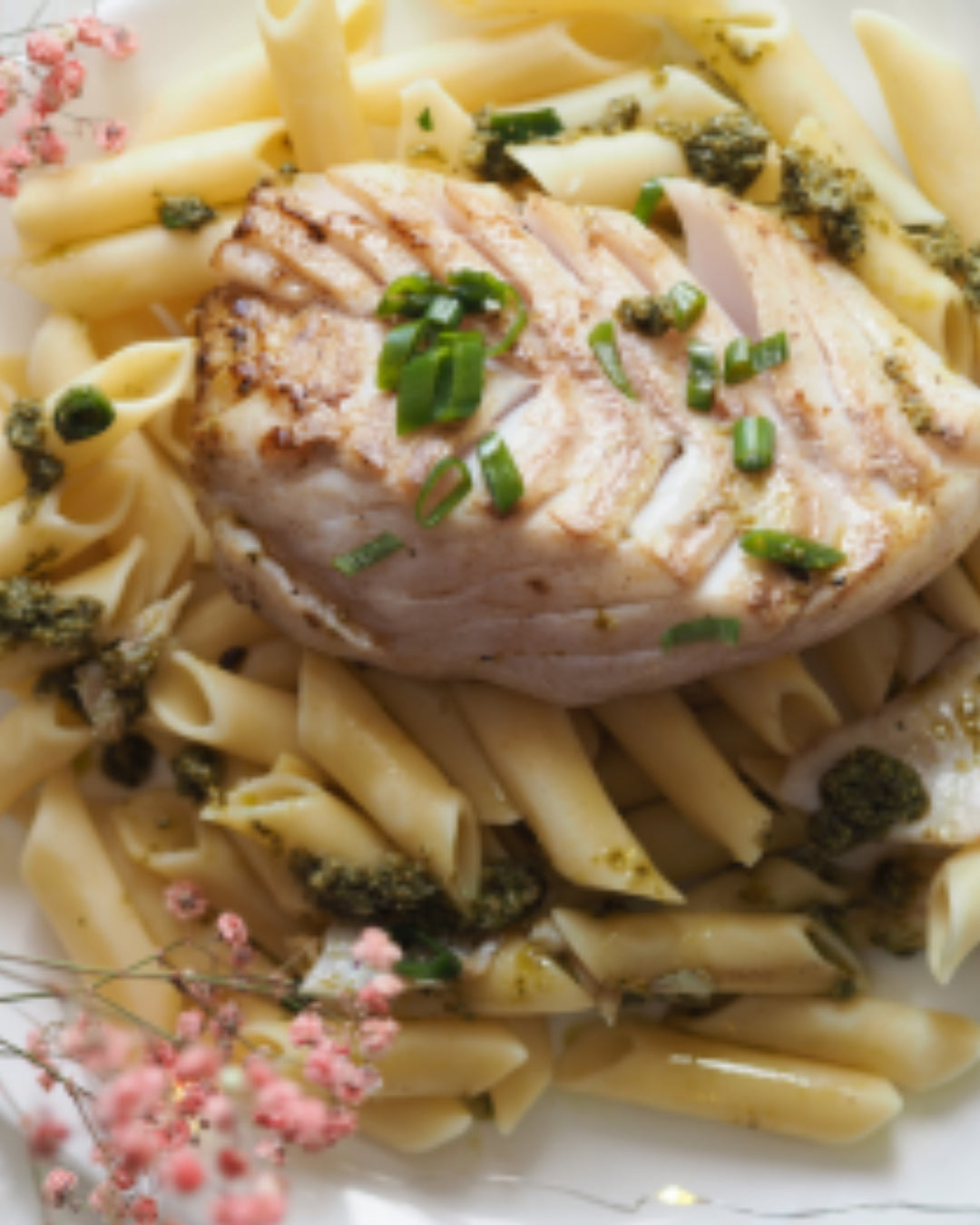 Pâtes avec poisson grillé et herbes, idées de recettes low fodmap pour repas équilibrés