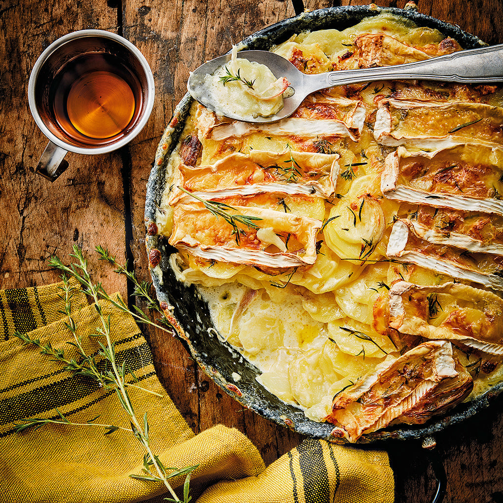 Tartiflette chaude servie avec du thé, illustrant le thème Raclette, fondue, tartiflette : astuces digestion et santé intestinale.