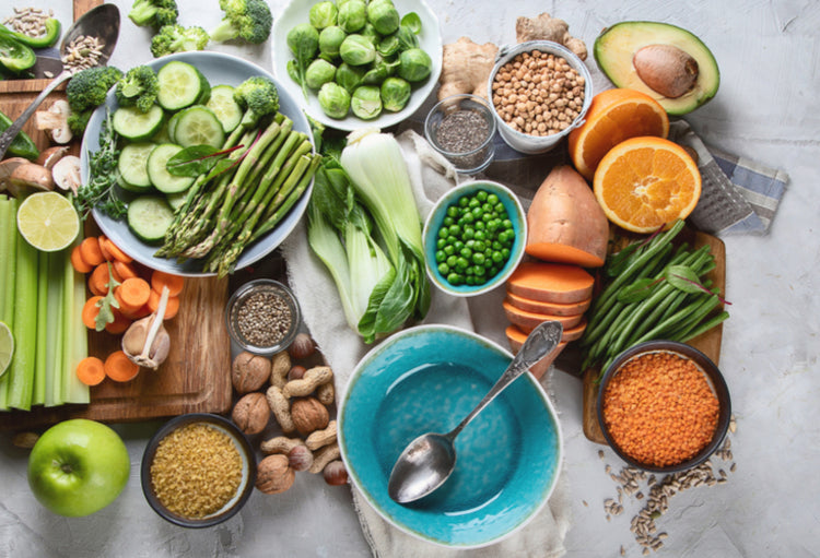 Ingrédients frais variés pour une alimentation végétarienne, vegan et troubles digestifs, incluant légumes et légumineuses