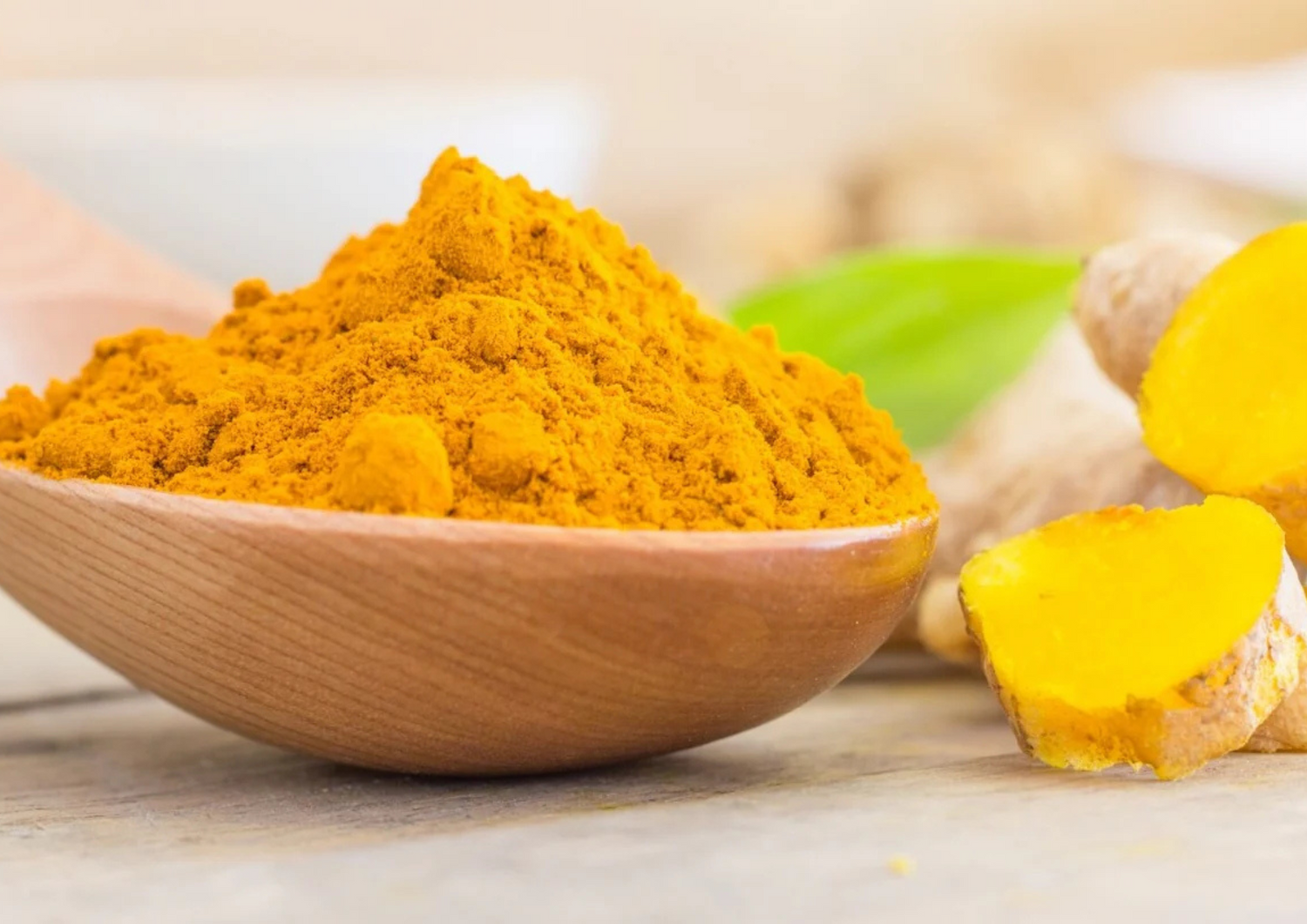 Curcuma en poudre et racine fraîche montrant les bienfaits du curcuma et inflammation comme anti-inflammatoire naturel