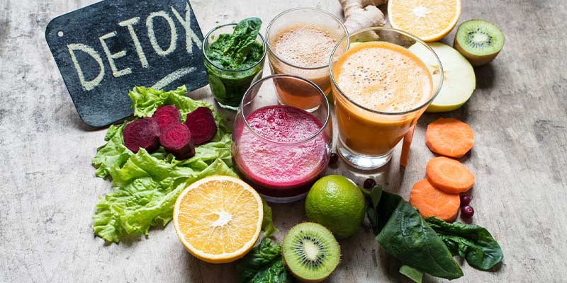 Boissons détox colorées avec fruits et légumes frais pour améliorer les troubles digestifs