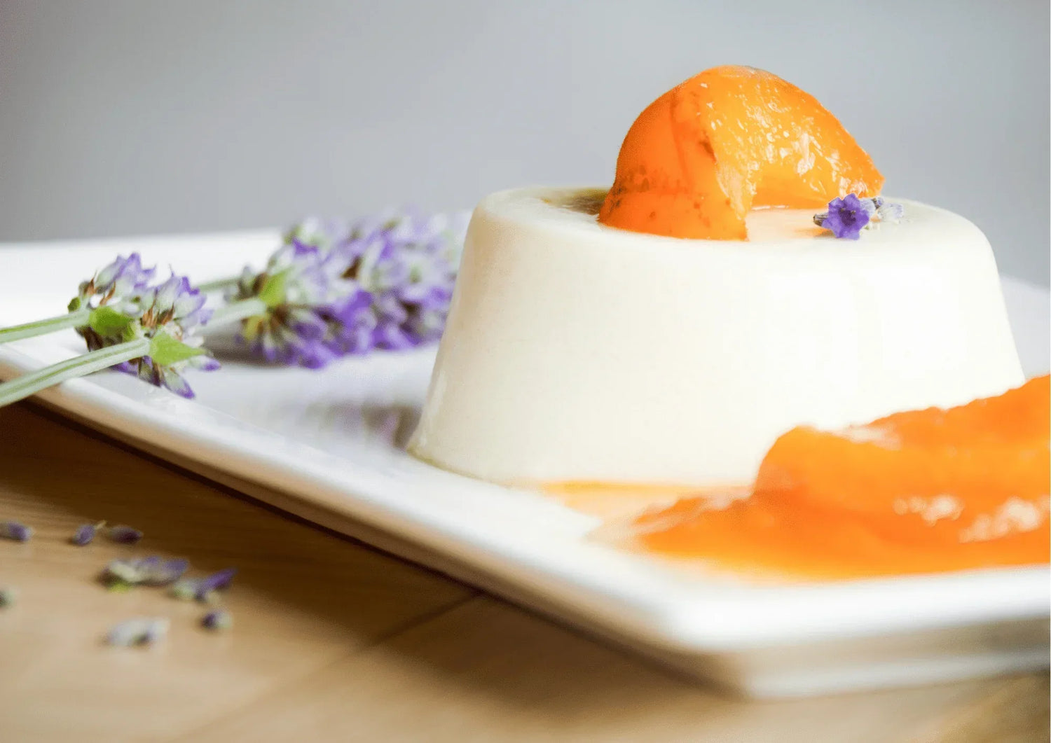 Dessert léger à base de L ‘AGAR AGAR ? vous pouvez répéter ? oui AGAR AGAR avec gelée d'abricot et décoration fleurie