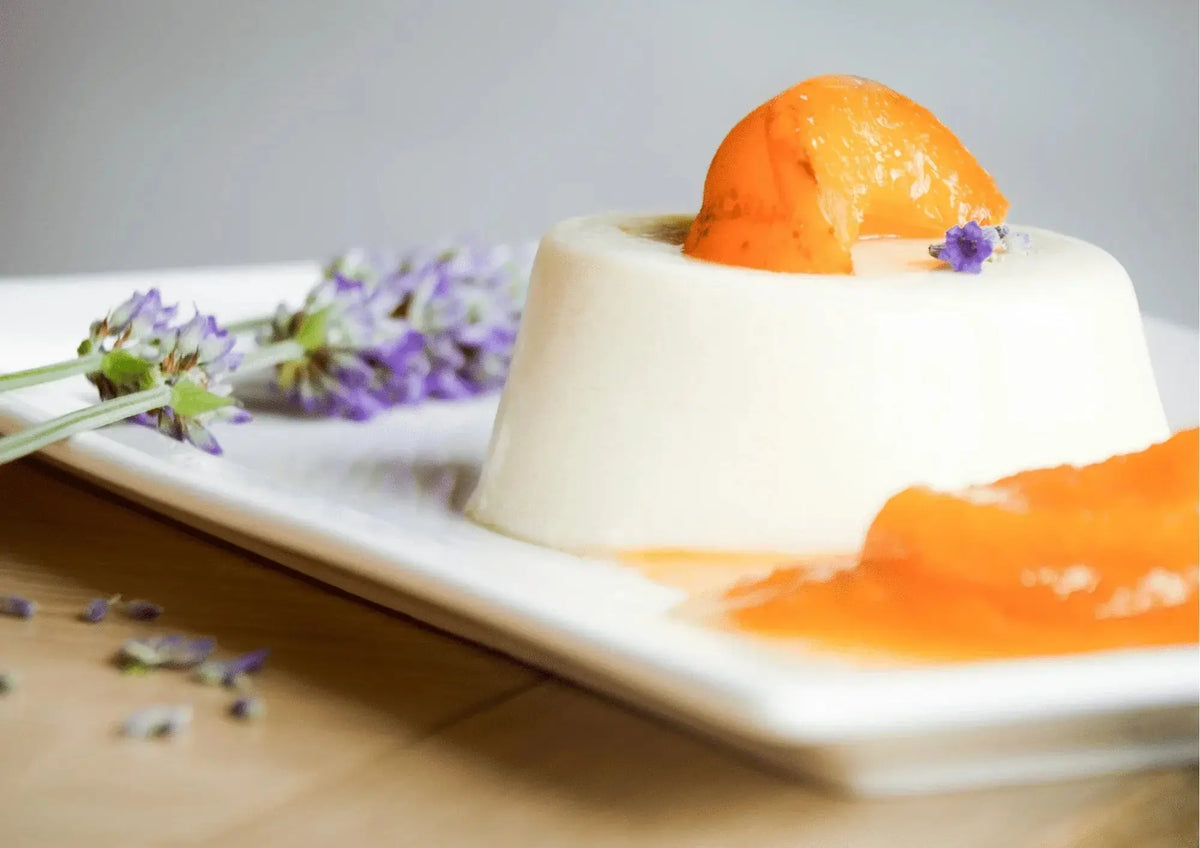 Dessert léger à base de L ‘AGAR AGAR ? vous pouvez répéter ? oui AGAR AGAR avec gelée d'abricot et décoration fleurie