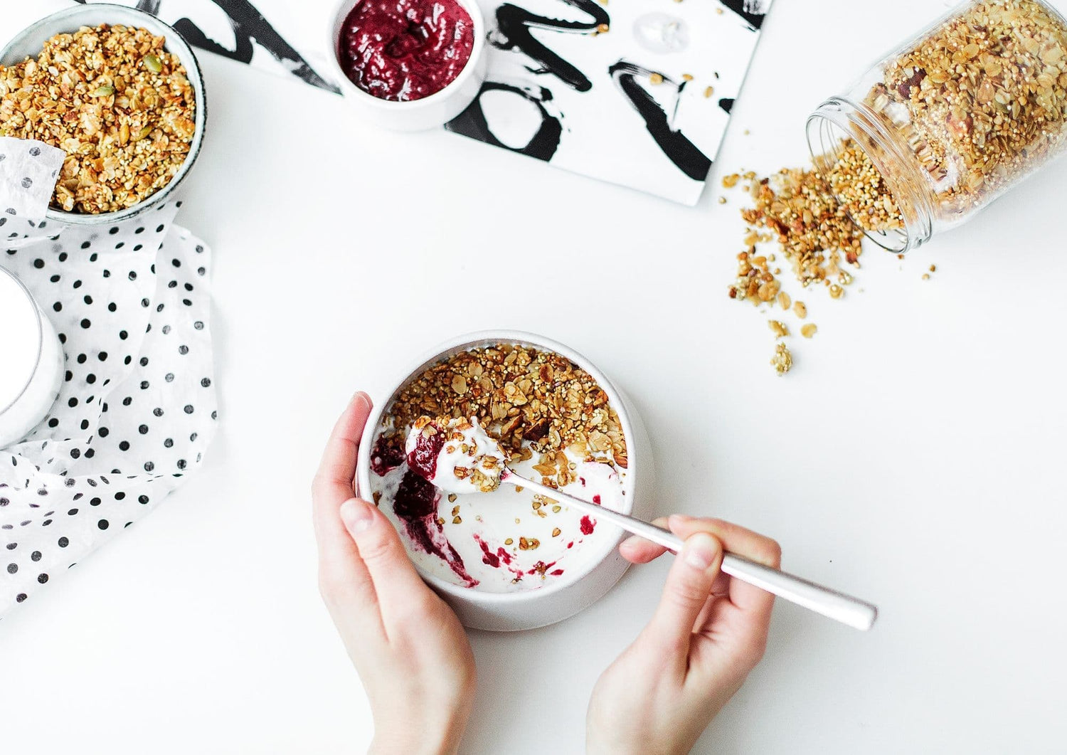 Petit déjeuner sain avec avoine régime pauvre en FODMAP, yaourt et confiture de fruits rouges