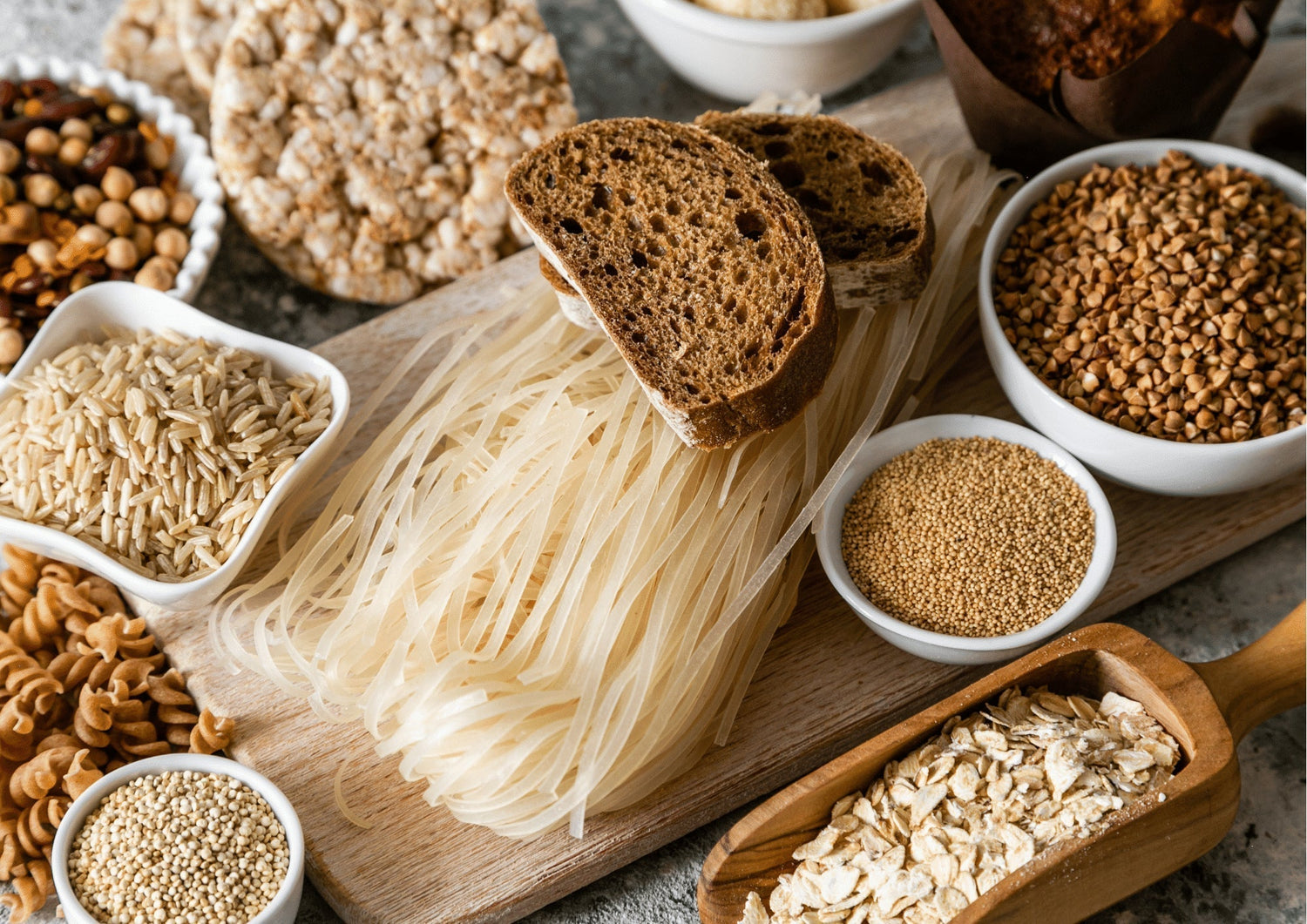 Aliments contenant du gluten comme pain, pâtes et céréales illustrant la maladie coeliaque