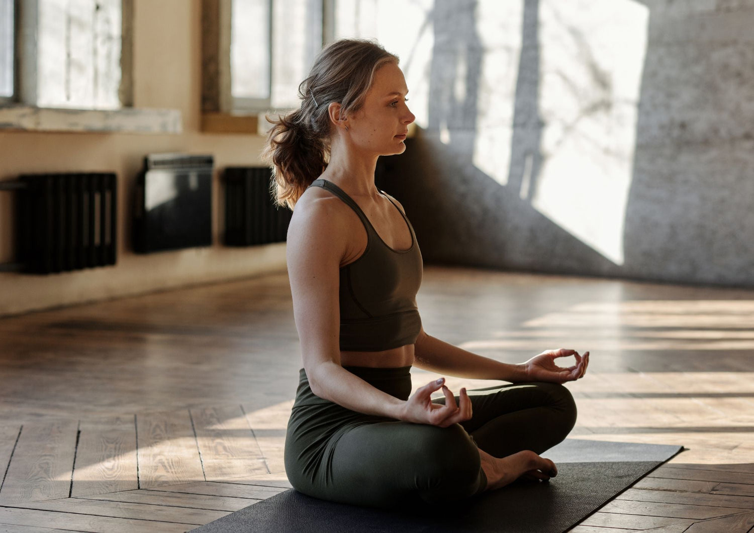 Femme pratiquant le yoga pour améliorer la santé féminine et digestion dans un environnement serein