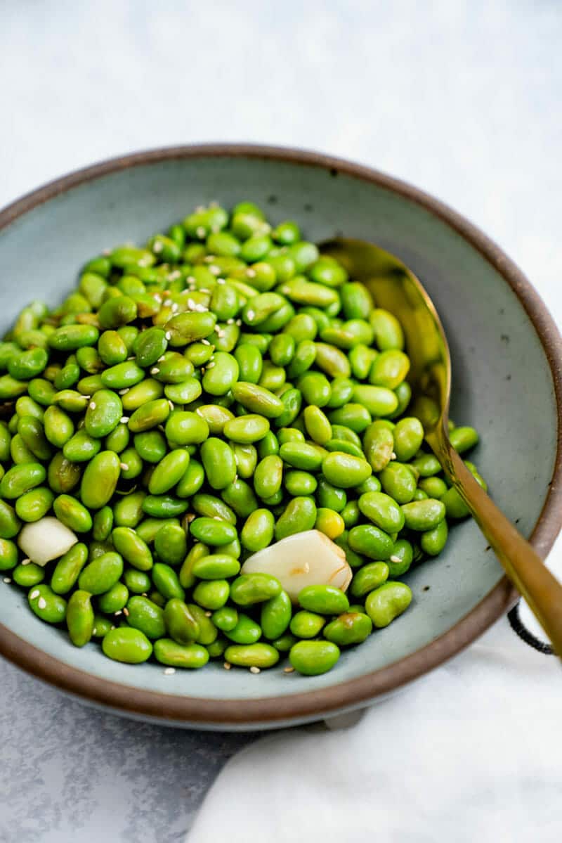 Edamame frais servi dans un bol, illustrant les bienfaits de l’edamame pour une alimentation variée
