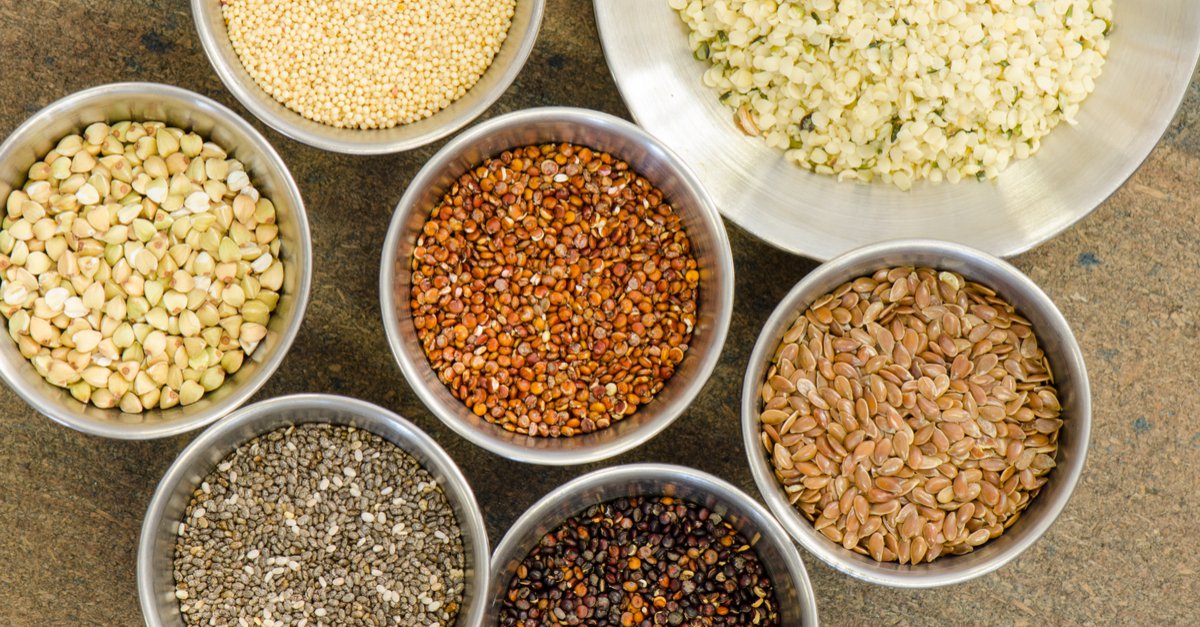 Assortiment de graines low FODMAP dans des bols, idéal pour une alimentation spécialisée