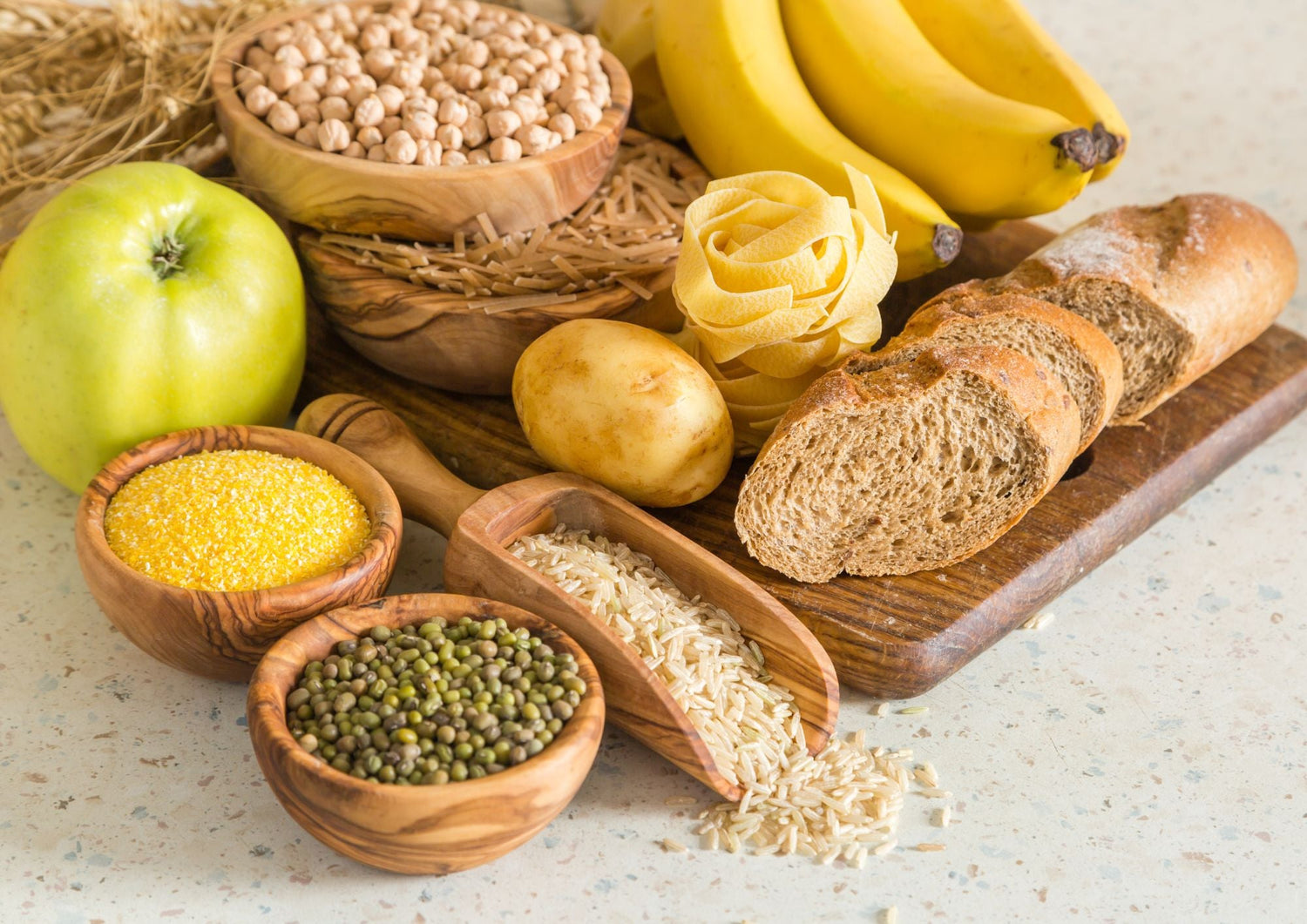 Une sélection de céréales sans gluten, bananes, pommes et pains pour un régime varié et savoureux