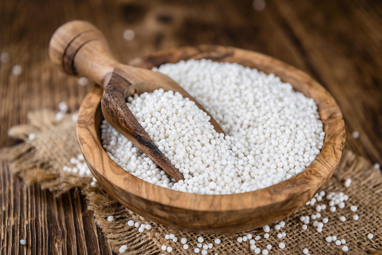 Grains de tapioca dans un bol en bois, représentant le tapioca utilisé en cuisine