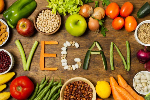 Aliments frais et colorés formant le mot Vegan, illustrant l'alimentation Vegan et méthode Low FODMAP