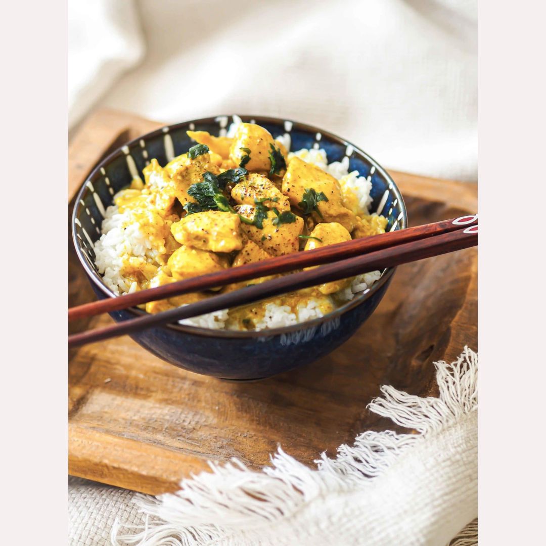 Bol de riz au curry de poulet, plat délicieux inspiré du festin de l&