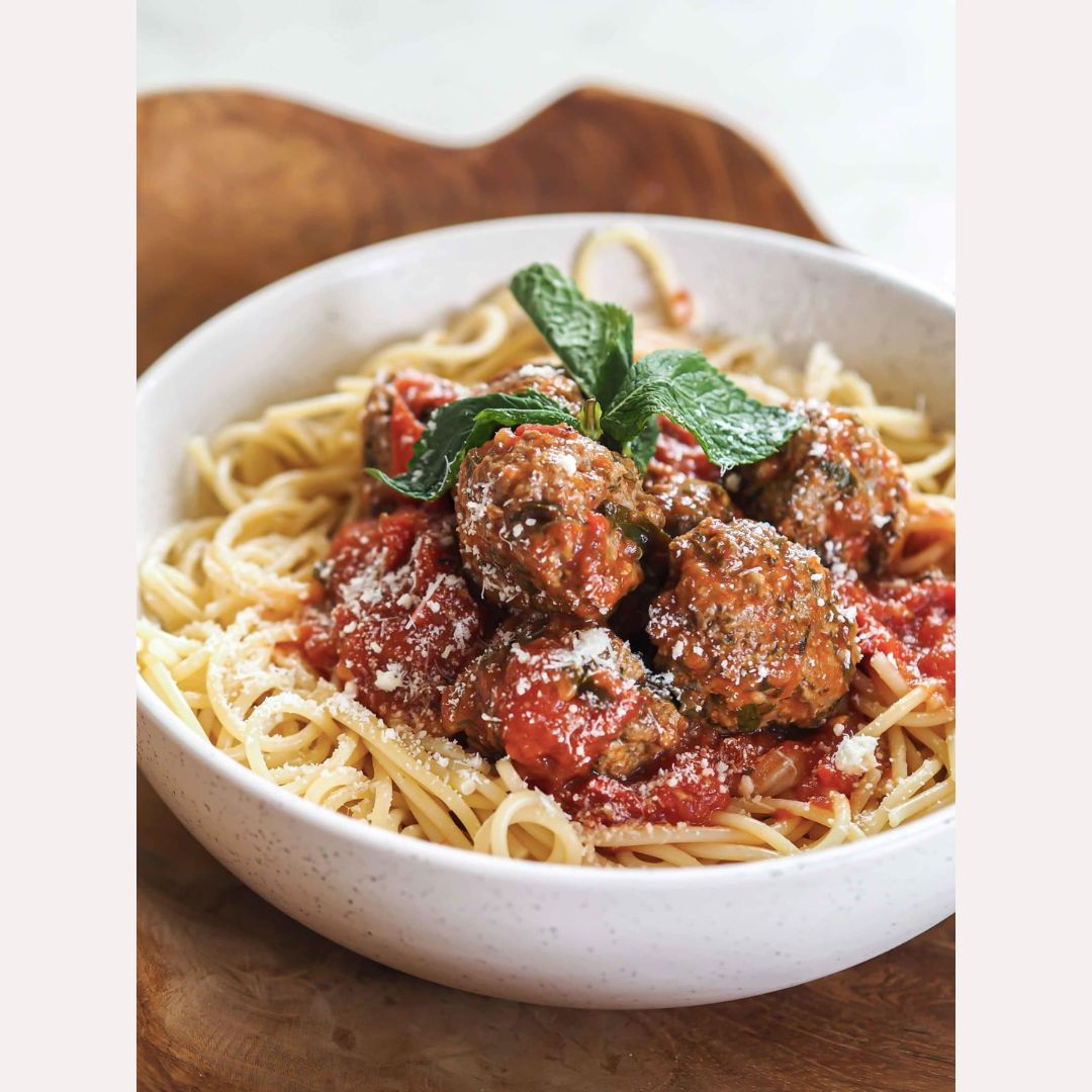 Spaghetti aux boulettes de viande dans une sauce tomate, inspiré par Le festin de l&
