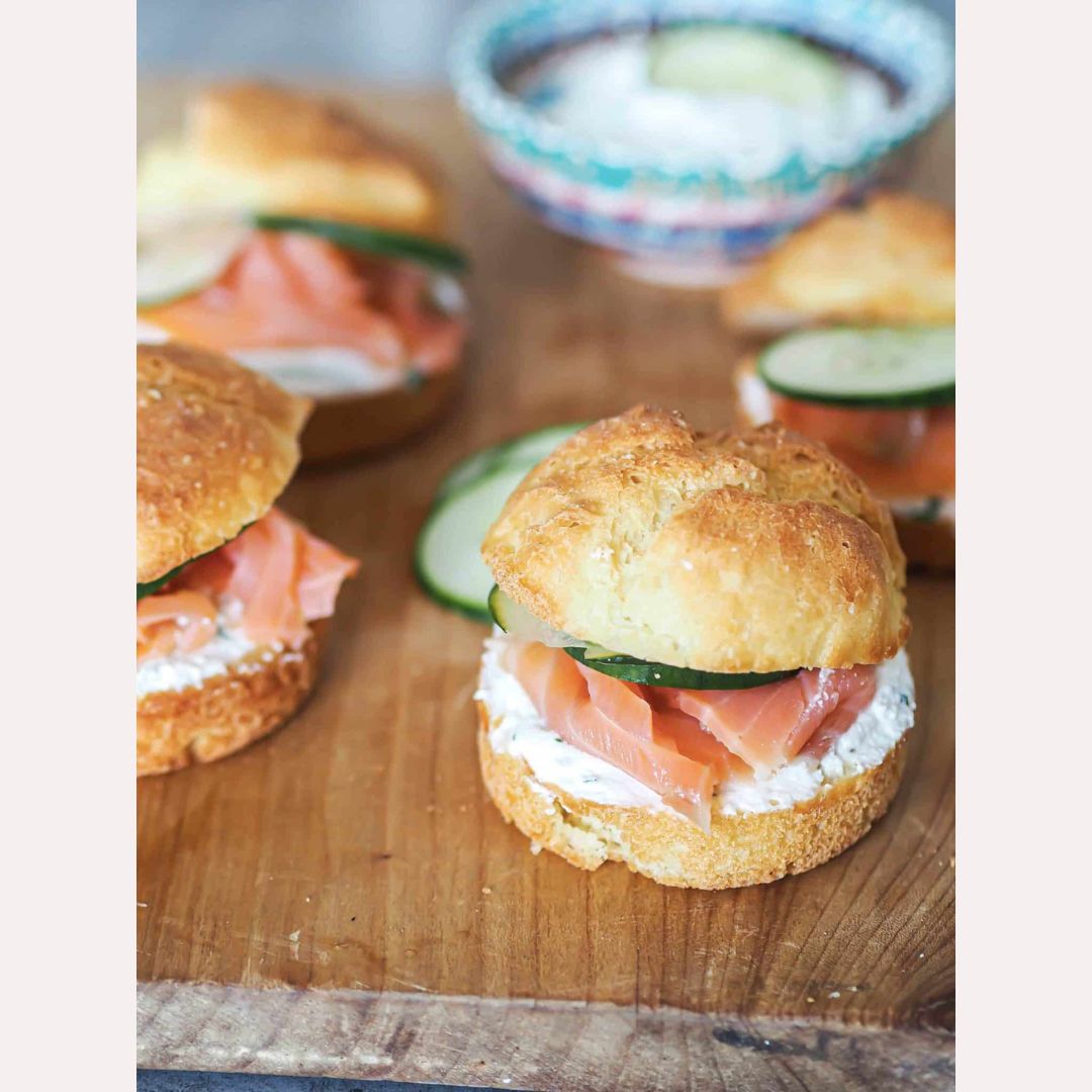 Mini sandwich avec saumon fumé et concombre pour le festin de l&