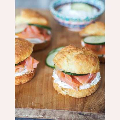 Mini sandwich avec saumon fumé et concombre pour le festin de l&