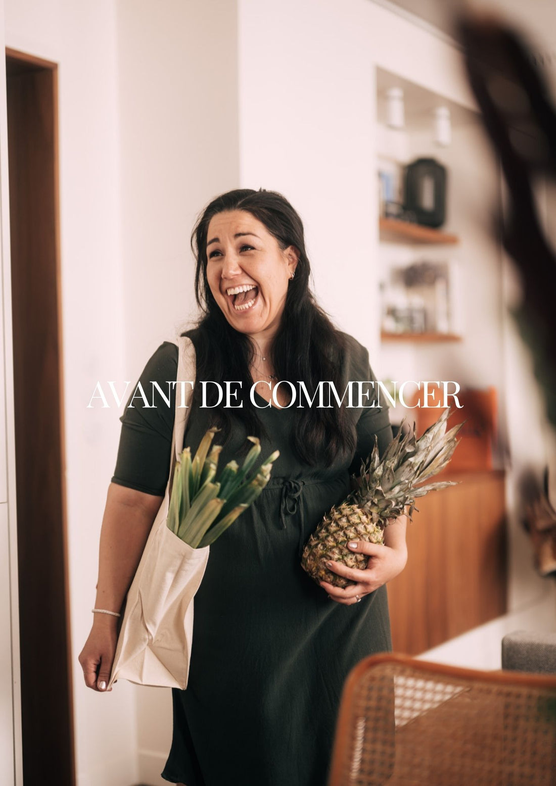 Femme souriante avec un ananas et des poireaux, prête à partager des recettes low fodmap