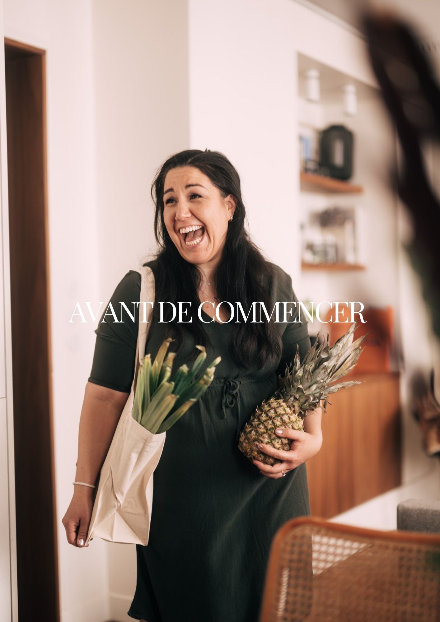 Femme souriante avec un ananas et des poireaux, prête à partager des recettes low fodmap
