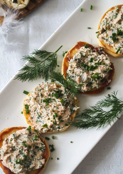 Blinis garnis avec une préparation de saumon et d&