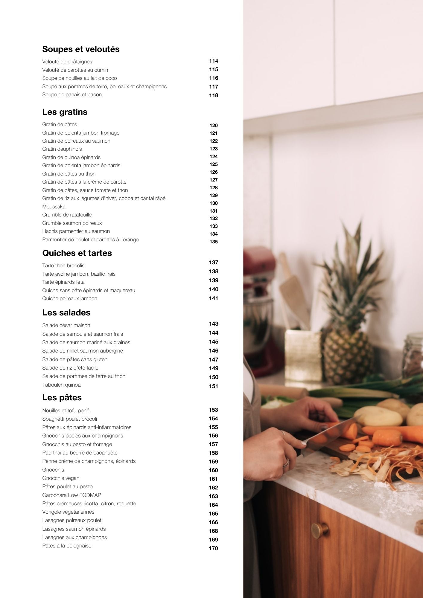 Livre de recettes low fodmap avec des recettes de soupes, gratins et salades sur une table de cuisine