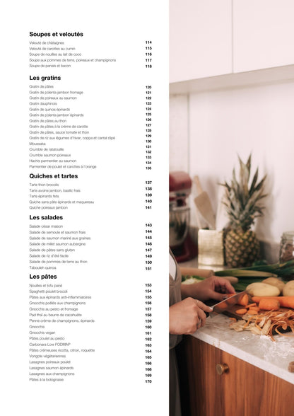 Livre de recettes low fodmap avec des recettes de soupes, gratins et salades sur une table de cuisine
