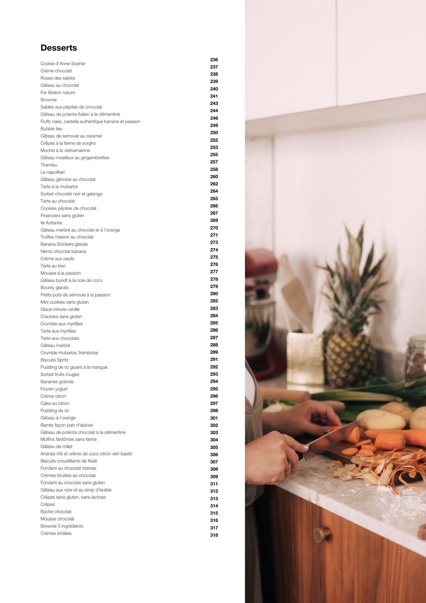 Livre de recettes low fodmap sur desserts avec ingrédients frais sur un comptoir de cuisine