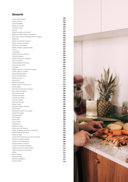 Livre de recettes low fodmap sur desserts avec ingrédients frais sur un comptoir de cuisine